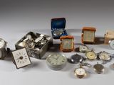de nombreux modèles de montres et des montres posées sur la table