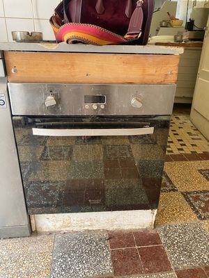 un sac posé sur une cuisinière dans une cuisine