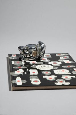 figurine représentant une moto posée sur un livre, sur une table