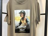 un t-shirt orné d'une image représentant un homme à moto