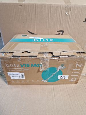 une boîte en carton posée sur une table