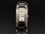 une photo d'une montre-bracelet pour femme sertie de diamants