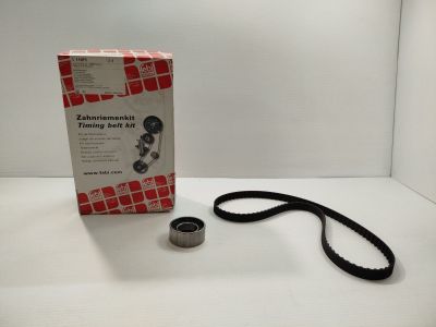 un gros plan sur une boîte et une ceinture posées sur une table