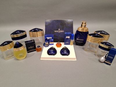 Une sélection de parfums est exposée dans une vitrine