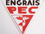 a sign that says engrais pec on the side of a building