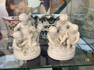 deux statues exposées dans une vitrine