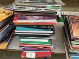 beaucoup de livres sur une table dans une pièce