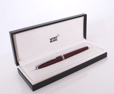 l'image d'un stylo dans une boîte sur une surface blanche