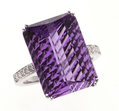 BAGUE en or gris 750 °/°° centrée d'une importante améthyste…