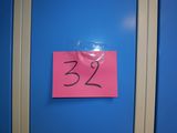 un post-it rose sur lequel est inscrit le chiffre 32