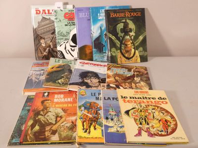 de nombreux livres posés sur une table