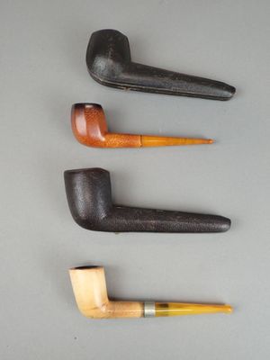 trois types de tuyaux posés sur une table