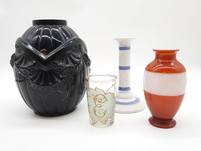 trois vases posés l'un à côté de l'autre sur une table