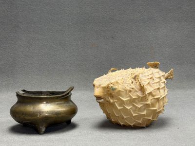 Pot tripode en bronze Chine. H. :11 cm. D. :18 cm. (accident…