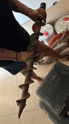 un homme qui tient un marteau à la main