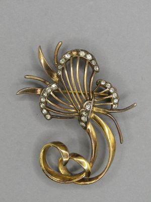 une image représentant une broche en or ornée d'une fleur