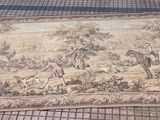 un tapis posé par terre à côté d'une plante en pot