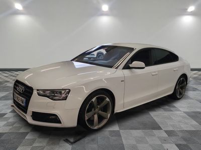 une image d'une voiture audi blanche dans une salle d'exposition