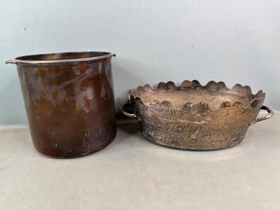 deux vases bruns posés l'un à côté de l'autre sur une table