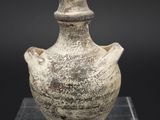 un vase posé sur un socle en verre