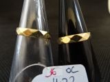 deux bouteilles contenant un liquide noir, sur lesquelles est apposée une étiquette de prix