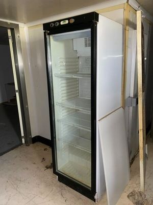 un réfrigérateur placé au milieu d'une pièce