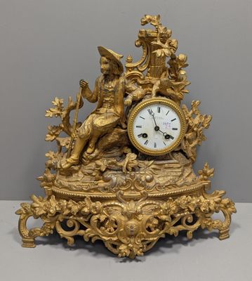 une horloge en or posée sur une table