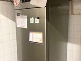 un réfrigérateur argenté dans un coin de la cuisine
