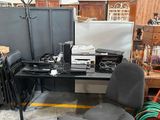 un bureau avec une chaise et un ordinateur dessus