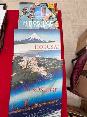 un livre posé sur une table, avec un marque-page dessus