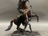 statue en bronze représentant un homme à cheval, tenant une lance à la main