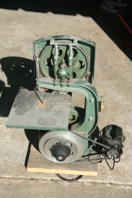 une petite machine posée sur le sol