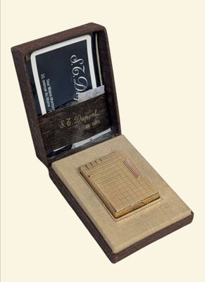 une boîte en bois avec un porte-cartes et une carte de visite