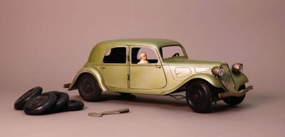 une petite voiture avec un trousseau de clés devant