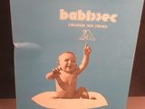 une boîte bleue sur laquelle figure la photo d'un bébé