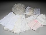 beaucoup de vêtements de bébé posés sur une table