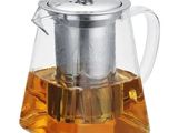 La théière est composée d'un récipient en verre et d'une passoire en métal.