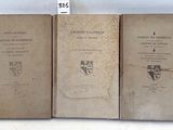 trois vieux livres empilés les uns sur les autres sur une table