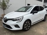 une voiture blanche garée devant un immeuble blanc