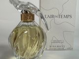 un flacon de parfum surmonté d'un oiseau