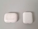 deux AirPods d'Apple posés l'un à côté de l'autre sur une table