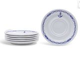 Plusieurs assiettes blanches ornées de motifs bleus sont empilées les unes sur les autres.