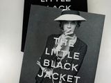deux livres posés l'un à côté de l'autre sur une table blanche