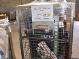 une cage métallique contenant tout un tas d'objets