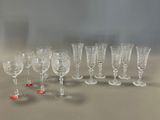 de nombreux verres à vin alignés sur une table