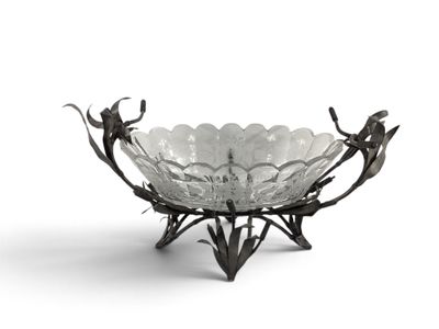 une image représentant un bol en verre orné de fleurs et de feuilles