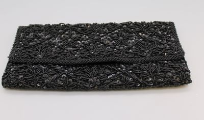 Anonyme, une pochette baguette noir entièrement brodé de per…