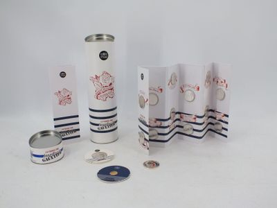 un grand nombre d'objets posés sur une table