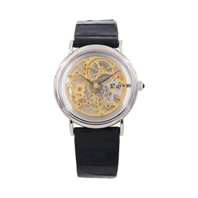 un gros plan d'une montre sur un fond blanc avec un fond blanc