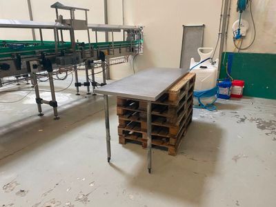 une table placée au milieu d'une pièce
